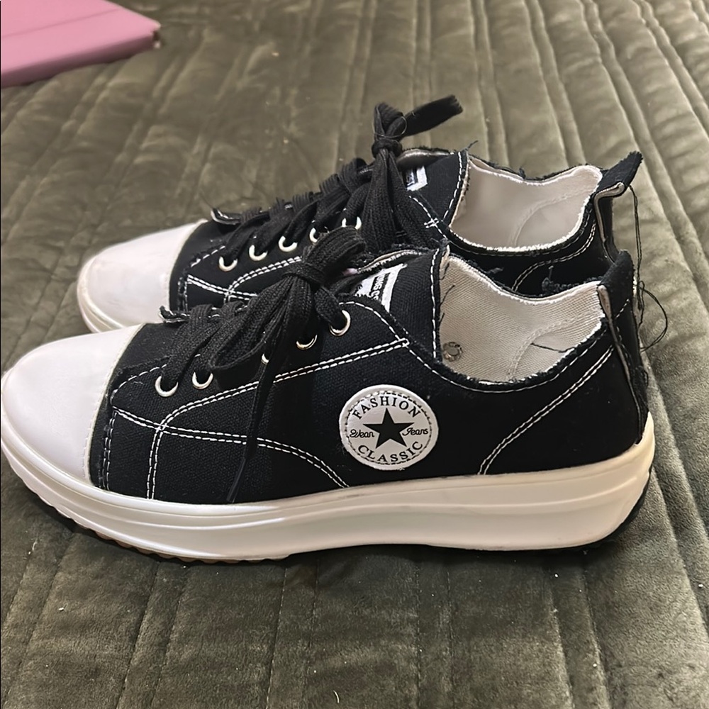 Classic Black and White women Sneakers